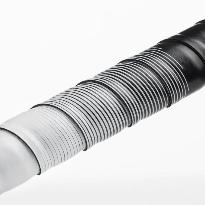 Fizik Vento Tacky Touch Microtex 2mm lenksupael- must-valge Fizik Vento Tacky Touch Microtex 2mm lenksupael- must-valge